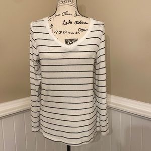 Black and white V-neck longsleeve shirt tribal